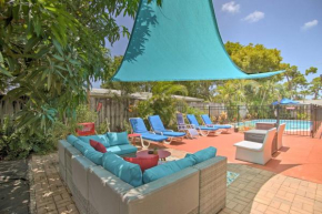 Tropical Apt with Patio, Mins to the Beaches!